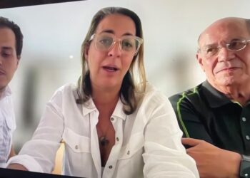 ARCHIVO - Fotografía de una pantalla de computadora durante la videoconferencia ofrecida por varios de los opositores refugiados en la embajada de Argentina en Caracas, en diciembre pasado.