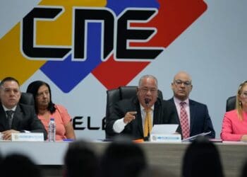 ARCHIVO - El presidente del CNE, Elvis Amoroso, en el centro, habla a la prensa en la sede del poder electoral junto al resto de la directiva de ese poder, en Caracas, el 29 de mayo de 2024.