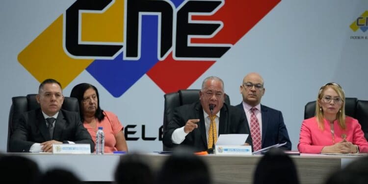 ARCHIVO - El presidente del CNE, Elvis Amoroso, en el centro, habla a la prensa en la sede del poder electoral junto al resto de la directiva de ese poder, en Caracas, el 29 de mayo de 2024.