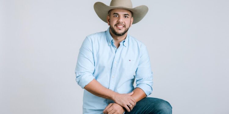 El reconocido cantante, compositor y cuatrista venezolano César Mendoza @cesar4mendoza, oriundo del estado Bolívar y residente en Estados Unidos, lanzó su nueva canción "Morichal de mis recuerdos".