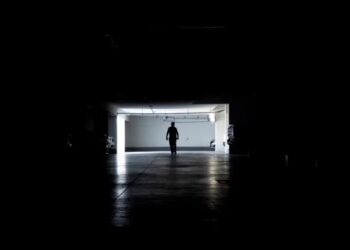 Un hombre camina por un garaje durante un apagón masivo, en Santiago, Chile, el martes 25 de febrero de 2025.