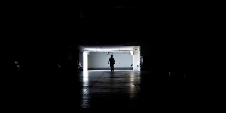 Un hombre camina por un garaje durante un apagón masivo, en Santiago, Chile, el martes 25 de febrero de 2025.