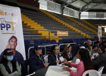 ARCHIVO - Empleados de Migración Colombia trabajan durante un día de entregas de Permiso de Protección Temporal (PPT) organizado por Migración Colombia en el Palacio de los Deportes en Bogotá, Colombia, 1 de septiembre de 2023.