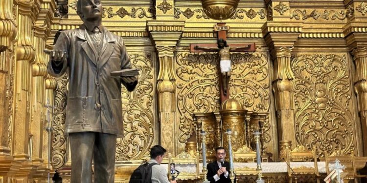Vista de la imagen del doctor venezolano José Gregorio Hernández en la iglesia Nuestra Señora de La Candelaria, en Caracas, el 25 de febrero de 2025.