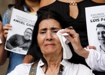 ARCHIVO - Familiares de presos políticos conversan con la prensa en Caracas, el 11 de febrero de 2025. La madre de Luis Palocz, en la gráfica, llora mientras participa en el encuentro.