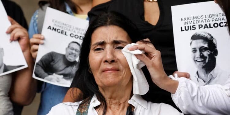 ARCHIVO - Familiares de presos políticos conversan con la prensa en Caracas, el 11 de febrero de 2025. La madre de Luis Palocz, en la gráfica, llora mientras participa en el encuentro.