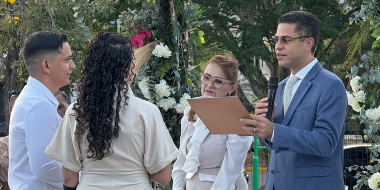 Carabobo: Alcalde de San Diego casó a 17 parejas en matrimonio civil colectivo 2025