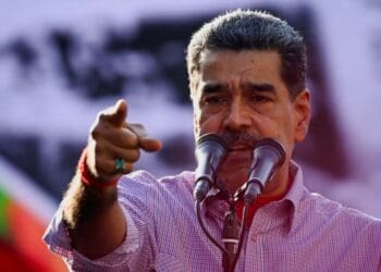 El gobernante venezolano Nicolás Maduro habla a seguidores en Caracas, el 27 de febrero de 2025. Un grupo de expertos de la ONU demandó a su gobierno información sobre presos políticos.