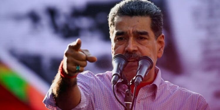 El gobernante venezolano Nicolás Maduro habla a seguidores en Caracas, el 27 de febrero de 2025. Un grupo de expertos de la ONU demandó a su gobierno información sobre presos políticos.