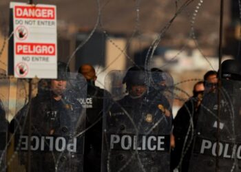 ARCHIVO: Miembros de la patrulla fronteriza de EEUU durante un ejercicio en El Paso, Texas el 23 de enero de 2023.