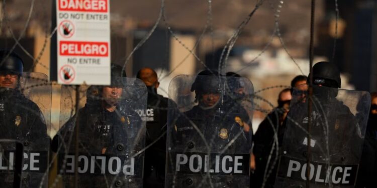 ARCHIVO: Miembros de la patrulla fronteriza de EEUU durante un ejercicio en El Paso, Texas el 23 de enero de 2023.