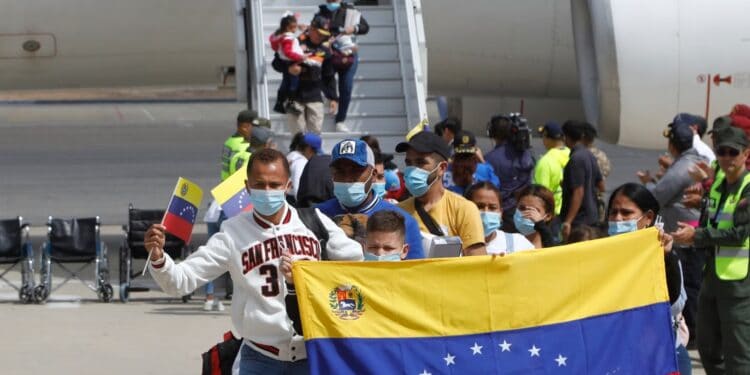 Una familia venezolana posa con la bandera de su país al aterrizar en el aeropuerto internacional Simón Bolívar, de Maiquetía, La Guaira, el 24 de febrero de 2025. AP/Cristian Hernández
