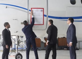 Un cartel de “incautado” es colocado en un avión del gobierno venezolano durante una conferencia de prensa donde el Secretario de Estado de Estados Unidos, Marco Rubio (R), anunció su incautación en el Aeropuerto Internacional La Isabela en Santo Domingo, el 6 de febrero de 2025.