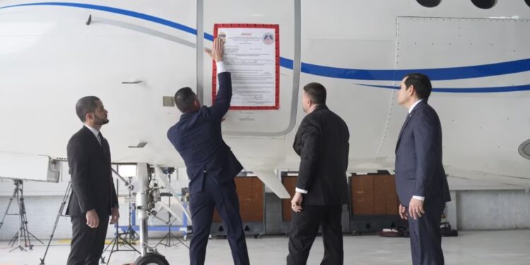 Un cartel de “incautado” es colocado en un avión del gobierno venezolano durante una conferencia de prensa donde el Secretario de Estado de Estados Unidos, Marco Rubio (R), anunció su incautación en el Aeropuerto Internacional La Isabela en Santo Domingo, el 6 de febrero de 2025.