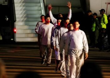 Migrantes venezolanos aterrizan en Venezuela tras haber estado detenidos en Guantánamo, en un vuelo procedente de Honduras, el 20 de febrero de 2025. (REUTERS/Leonardo Fernandez Viloria)