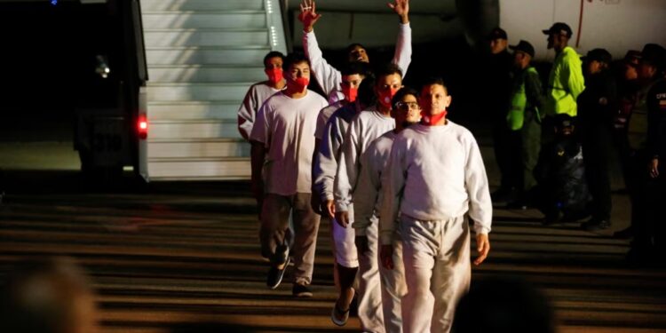 Migrantes venezolanos aterrizan en Venezuela tras haber estado detenidos en Guantánamo, en un vuelo procedente de Honduras, el 20 de febrero de 2025. (REUTERS/Leonardo Fernandez Viloria)
