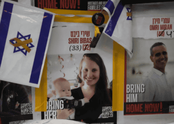 ARCHIVO - Un cartel muestra a Shiri Bibas, quien fue secuestrada en Gaza con su esposo y sus dos hijos pequeños el 7 de octubre de 2023, en Jerusalén, el 21 de febrero de 2025.