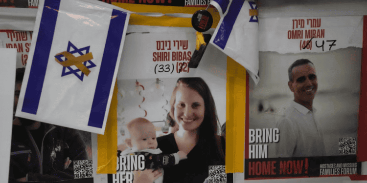 ARCHIVO - Un cartel muestra a Shiri Bibas, quien fue secuestrada en Gaza con su esposo y sus dos hijos pequeños el 7 de octubre de 2023, en Jerusalén, el 21 de febrero de 2025.