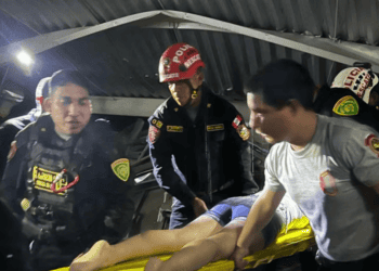Esta fotografía difundida por la Región Policial La Libertad muestra a los equipos de rescate trabajando en la escena de un accidente en el que se derrumbó el techo de un patio de comidas en un centro comercial en Trujillo, Perú, el 21 de febrero de 2025.