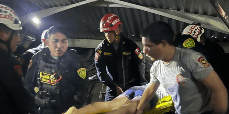Esta fotografía difundida por la Región Policial La Libertad muestra a los equipos de rescate trabajando en la escena de un accidente en el que se derrumbó el techo de un patio de comidas en un centro comercial en Trujillo, Perú, el 21 de febrero de 2025.