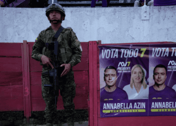 Un soldado hace guardia durante un mitin de campaña del presidente Daniel Noboa, que busca la reelección, en Quito, Ecuador, el jueves 6 de febrero de 2025. Los ecuatorianos acudirán a las urnas el 9 de febrero para elegir un nuevo presidente. AP