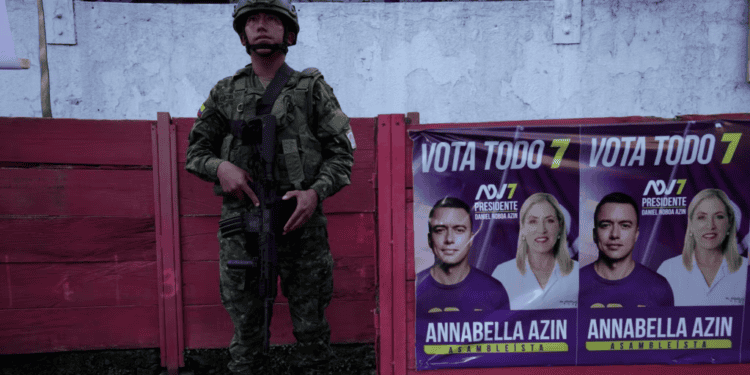 Un soldado hace guardia durante un mitin de campaña del presidente Daniel Noboa, que busca la reelección, en Quito, Ecuador, el jueves 6 de febrero de 2025. Los ecuatorianos acudirán a las urnas el 9 de febrero para elegir un nuevo presidente. AP