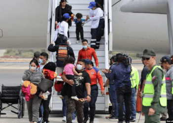 Un grupo de venezolanos, el primero con mujeres y niños, tras las conversaciones entre Caracas y Washington llegó a Venezuela procedente de México, el 24 de febrero de 2025.