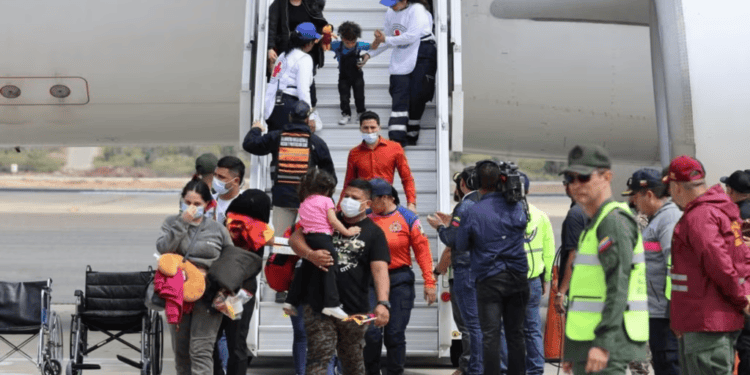 Un grupo de venezolanos, el primero con mujeres y niños, tras las conversaciones entre Caracas y Washington llegó a Venezuela procedente de México, el 24 de febrero de 2025.