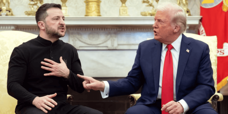El presidente de Estados Unidos, Donald Trump, y el presidente de Ucrania, Volodymyr Zelenskyy, se reúnen en la Oficina Oval de la Casa Blanca en Washington, el 28 de febrero de 2025.