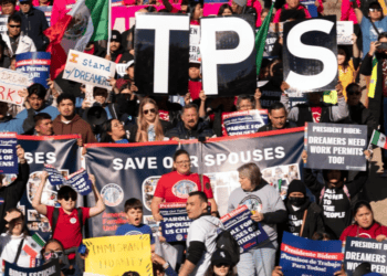 ARCHIVO - Inmigrantes captados en una concentración para pedir más inclusión en Estatus de Protección Temporal (TPS) y el Programa de Acción Diferida para los Llegados en la Infancia (DACA) en Washington en marzo de 2023.