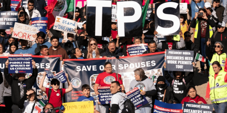 ARCHIVO - Inmigrantes captados en una concentración para pedir más inclusión en Estatus de Protección Temporal (TPS) y el Programa de Acción Diferida para los Llegados en la Infancia (DACA) en Washington en marzo de 2023.