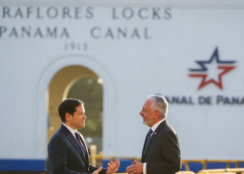 El Secretario de Estado de Estados Unidos, Marco Rubio, y el administrador de la Autoridad del Canal de Panamá, Ricaurte Vásquez, conversan durante un recorrido por las esclusas de Miraflores en la Ciudad de Panamá, el 2 de febrero de 2025.