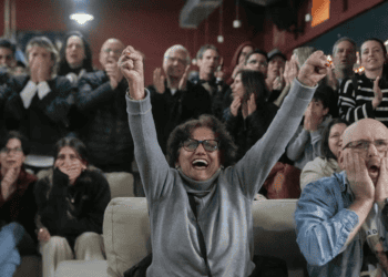 Amigos y familiares de Ohad Ben Ami y Eli Sharabi, que fueron secuestrados durante el ataque del 7 de octubre de 2023, reaccionan mientras ven la transmisión en vivo de su liberación del cautiverio de Hamas en Gaza, en el kibutz Beeri, Israel, el 8 de febrero de 2025.