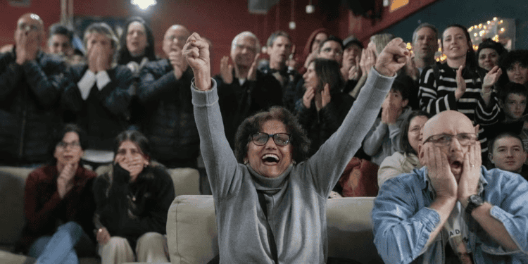 Amigos y familiares de Ohad Ben Ami y Eli Sharabi, que fueron secuestrados durante el ataque del 7 de octubre de 2023, reaccionan mientras ven la transmisión en vivo de su liberación del cautiverio de Hamas en Gaza, en el kibutz Beeri, Israel, el 8 de febrero de 2025.