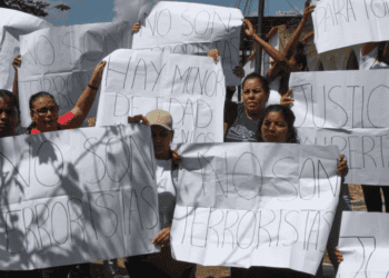 ARCHIVO - Familiares de detenidos por razones políticas protestan en las cercanías de la cárcel de Tocuyito, en Venezuela, el 26 de agosto de 2024.