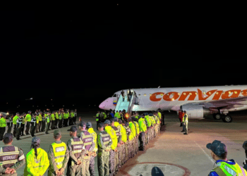 Imagen de uno de los dos aviones de Conviasa provenientes de EEUU con migrantes deportados tras aterrizar en el aeropuerto internacional Simón Bolívar, la noche del 10 de febrero de 2025. VOA/Adriana Núñez Rabascall