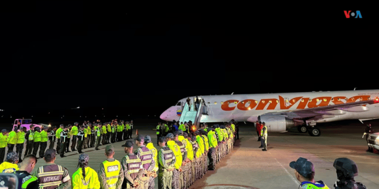 Imagen de uno de los dos aviones de Conviasa provenientes de EEUU con migrantes deportados tras aterrizar en el aeropuerto internacional Simón Bolívar, la noche del 10 de febrero de 2025. VOA/Adriana Núñez Rabascall