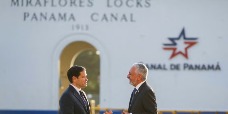 El Secretario de Estado de Estados Unidos, Marco Rubio, y el administrador de la Autoridad del Canal de Panamá, Ricaurte Vásquez, conversan durante un recorrido por las esclusas de Miraflores en la Ciudad de Panamá, el 2 de febrero de 2025.