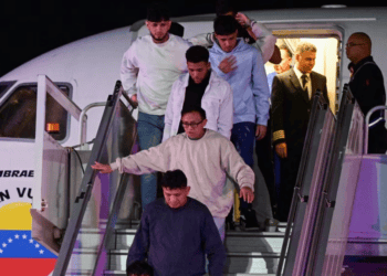 Migrantes venezolanos llegan en un vuelo de deportación desde Estados Unidos al aeropuerto internacional Simón Bolívar de Maiquetía, el lunes 10 de febrero de 2025.