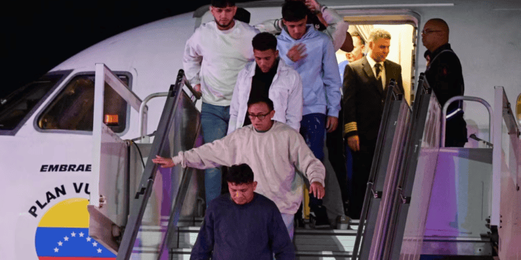 Migrantes venezolanos llegan en un vuelo de deportación desde Estados Unidos al aeropuerto internacional Simón Bolívar de Maiquetía, el lunes 10 de febrero de 2025.