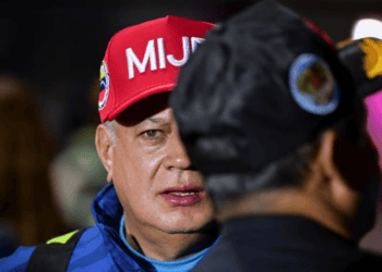 ARCHIVO - El ministro del Interior Diosdado Cabello dirige un operativo de recibimiento de 190 venezolanos deportados de Estados Unidos, en el aeropuerto internacional Simón Bolívar, el 10 de febrero de 2025.