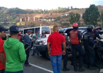 Caracas: al menos dos muertos y siete heridos tras choque entre 17 vehículos en la bajada de tazón (+ Video)