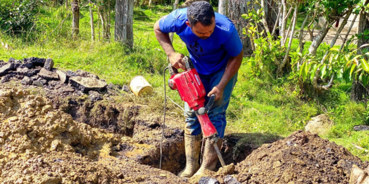 Realizan trabajos de reparación de tubería matriz de aguas blancas en el Alpargatón del Municipio Juan José Mora