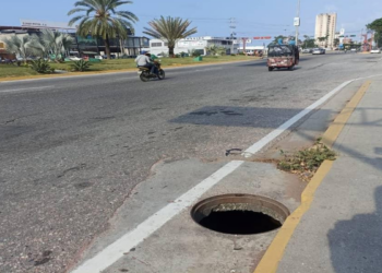 Denuncian boca de visita destapada en la Av. La Paz de Puerto Cabello