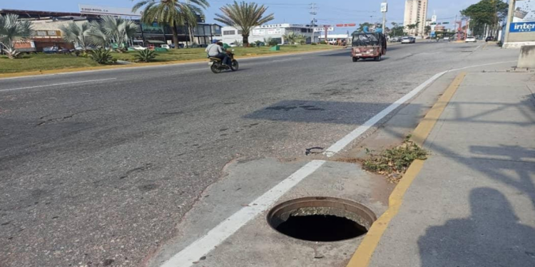 Denuncian boca de visita destapada en la Av. La Paz de Puerto Cabello