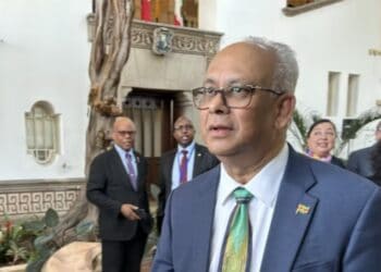 El nuevo secretario general de la Organización de Estados Americanos, Albert Ramdin captado la tarde de este lunes al cierre de la Asamblea General de la OEA, en Washington, donde resultó elgido por aclamación del pleno. [Foto: Tomás Guevara, VOA]