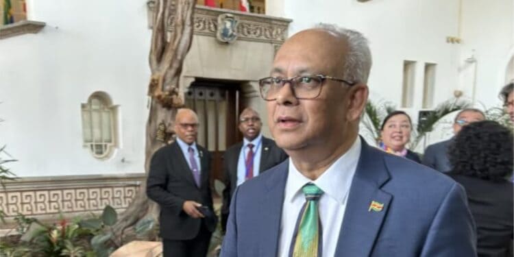 El nuevo secretario general de la Organización de Estados Americanos, Albert Ramdin captado la tarde de este lunes al cierre de la Asamblea General de la OEA, en Washington, donde resultó elgido por aclamación del pleno. [Foto: Tomás Guevara, VOA]