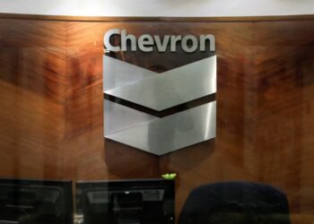 ARCHIVO - El logo de la empresa estadounidense Chevron puede verse en una oficina en Caracas, el 25 de abril de 2018.