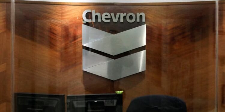 ARCHIVO - El logo de la empresa estadounidense Chevron puede verse en una oficina en Caracas, el 25 de abril de 2018.