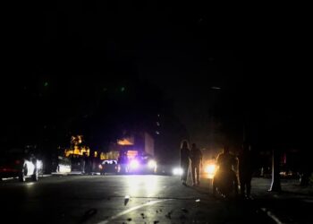 La gente camina por la calle durante un colapso de la red eléctrica nacional, en La Habana, Cuba, el 14 de marzo de 2025.